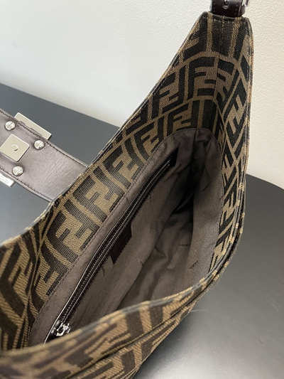 フェンディバッグ角部分ディテール